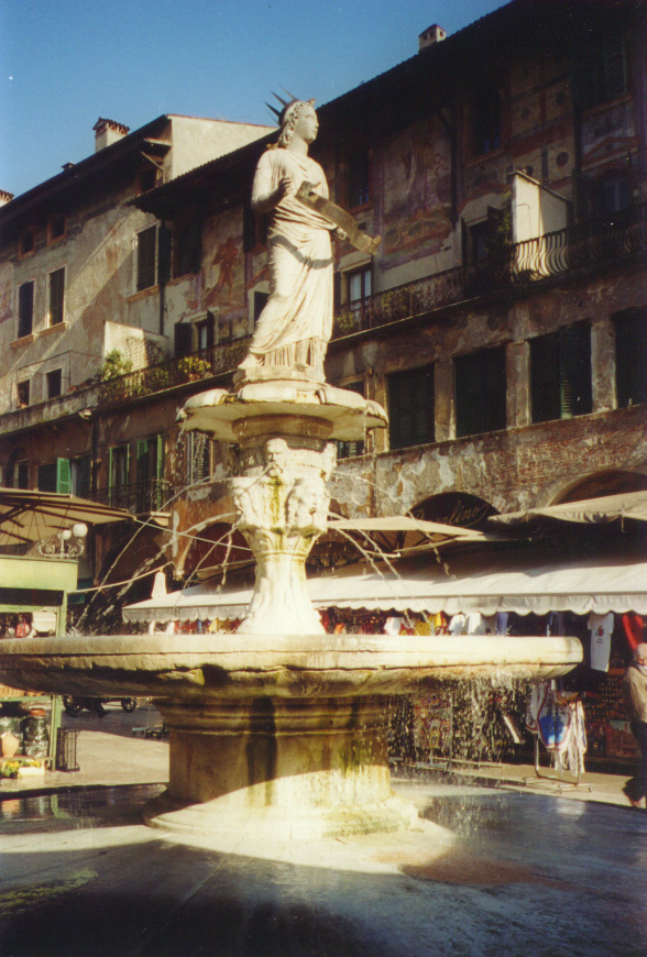 Fontaine Madonna Verona.jpg