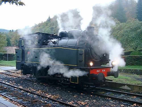 La locomotive dans sa vapeur